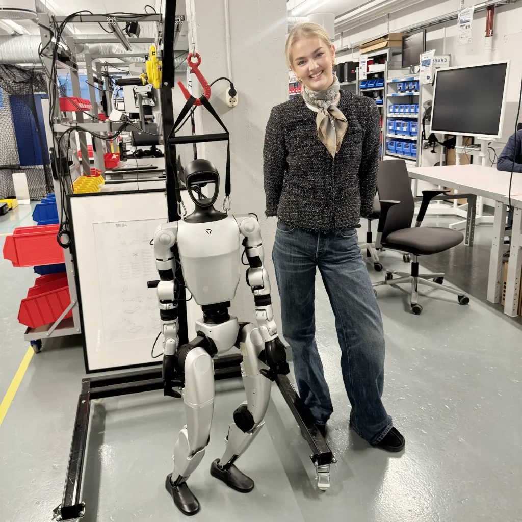 HONOR Humanoid Robot photo 2